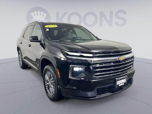 Mosaic Black Metallic 2025 Chevrolet Traverse LT