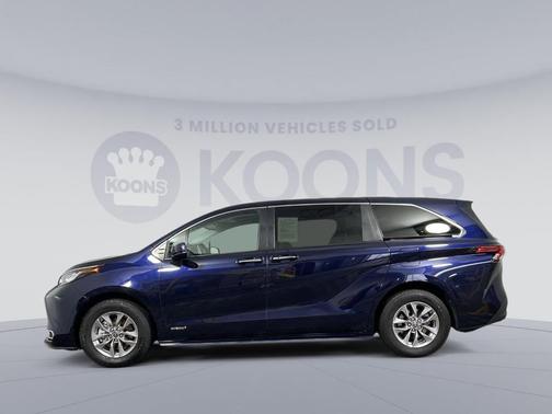 Photo 2 of 27 of 2021 Toyota Sienna XLE