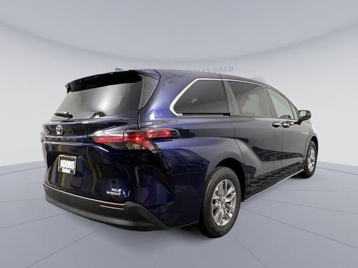 Photo 5 of 27 of 2021 Toyota Sienna XLE