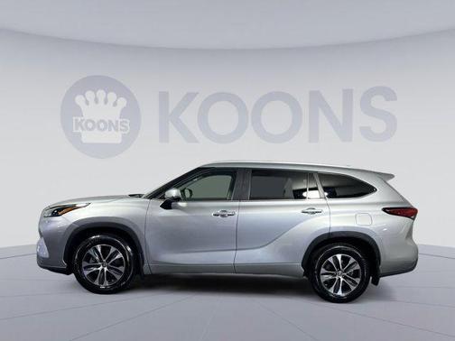 Celestial Silver Metallic 2023 Toyota Highlander XLE
