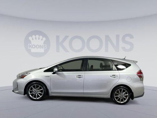 2017 Toyota Prius v Five