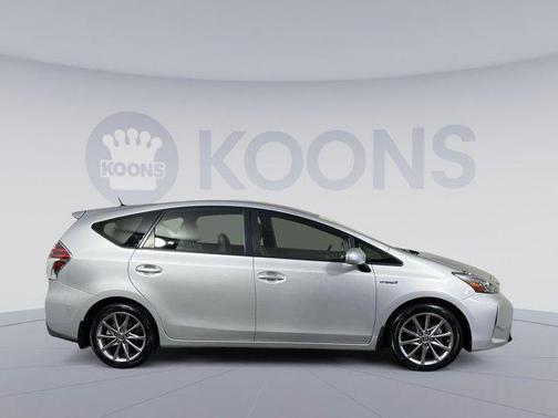 2017 Toyota Prius v Five