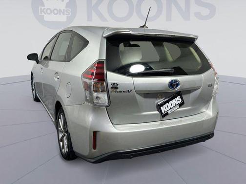 2017 Toyota Prius v Five