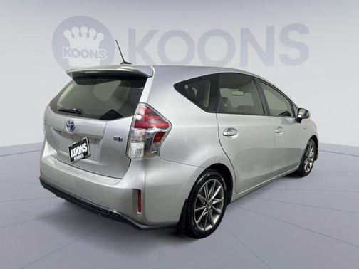 2017 Toyota Prius v Five