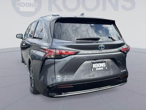 2025 Toyota Sienna Platinum