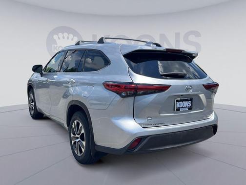 Celestial Silver Metallic 2021 Toyota Highlander XLE