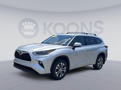 Celestial Silver Metallic 2021 Toyota Highlander XLE