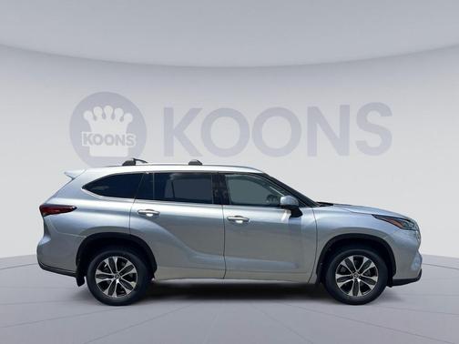 Celestial Silver Metallic 2021 Toyota Highlander XLE