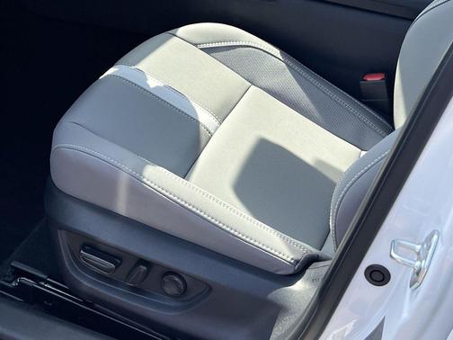 Ice Cap 2026 Toyota Camry SE