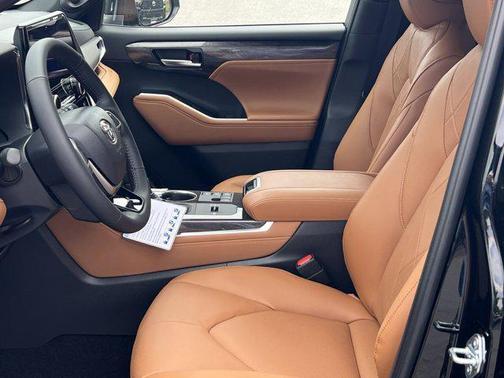 2025 Toyota Highlander Hybrid Platinum