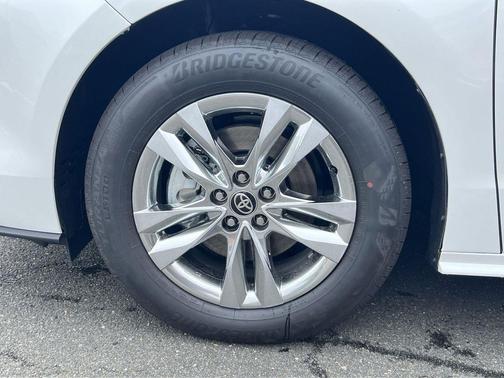 Wind Chill Pearl 2026 Toyota Sienna XLE