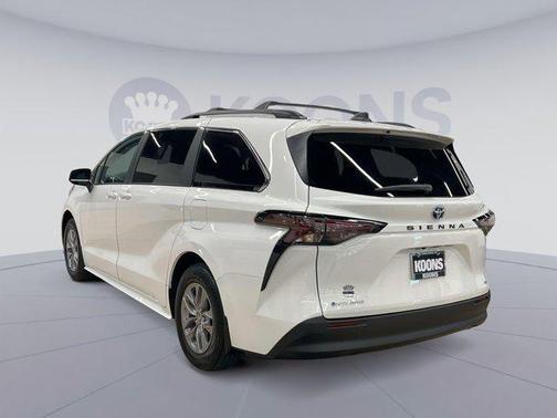 2025 Toyota Sienna LE
