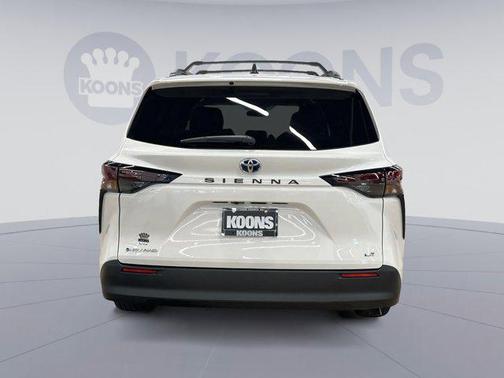 2025 Toyota Sienna LE