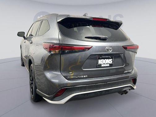 Magnetic Gray Metallic 2024 Toyota Highlander XSE