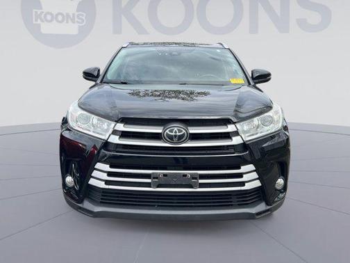 Midnight Black Metallic 2019 Toyota Highlander XLE