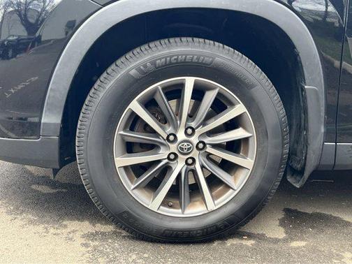 Midnight Black Metallic 2019 Toyota Highlander XLE