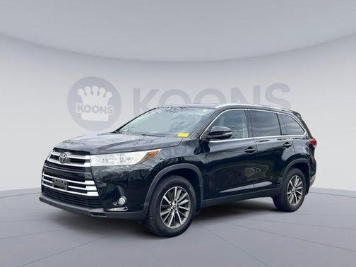 Midnight Black Metallic 2019 Toyota Highlander XLE