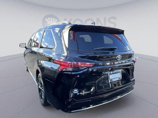 2025 Toyota Sienna Platinum