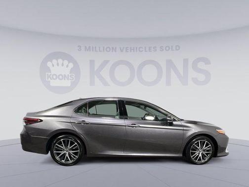 2022 Toyota Camry Hybrid XLE