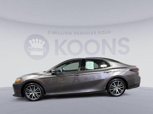 2022 Toyota Camry Hybrid XLE