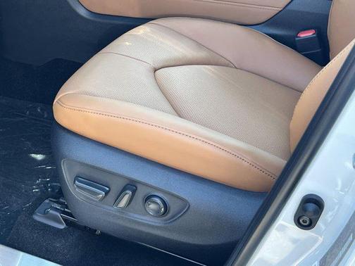 Wind Chill Pearl 2026 Toyota Highlander Hybrid Platinum