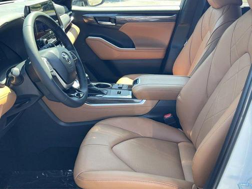 Wind Chill Pearl 2026 Toyota Highlander Hybrid Platinum