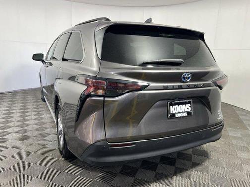 2023 Toyota Sienna XLE 8 Passenger
