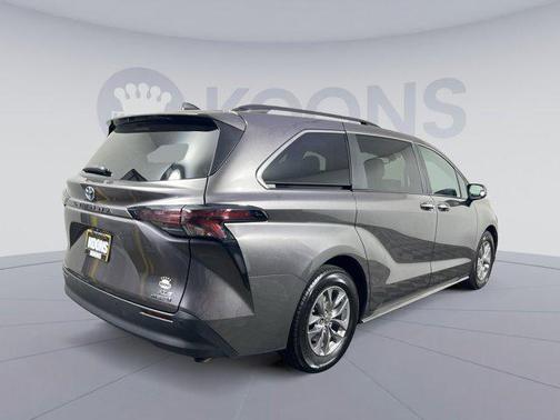 2023 Toyota Sienna XLE 8 Passenger