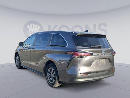 2021 Toyota Sienna LE