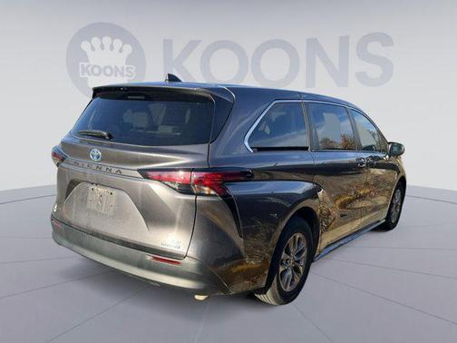 2021 Toyota Sienna LE