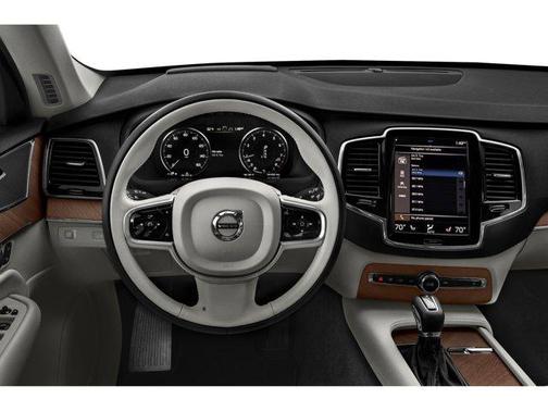 2022 Volvo XC90 T6 Momentum
