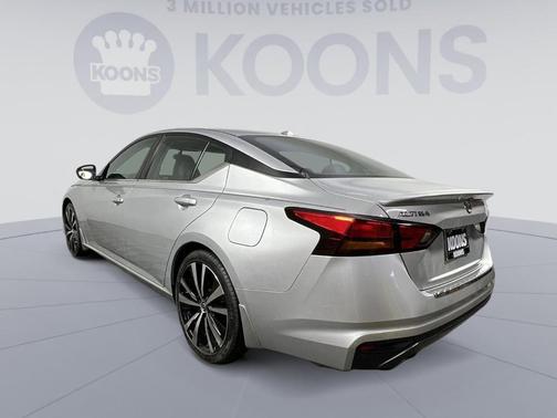 Photo 3 of 27 of 2019 Nissan Altima 2.5 SR
