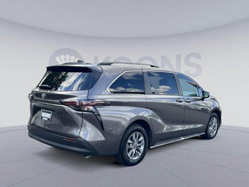 2023 Toyota Sienna XLE 8 Passenger