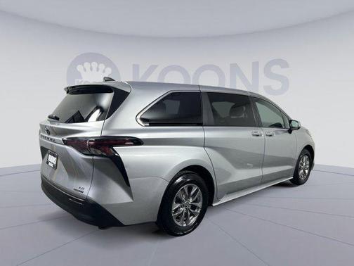 2023 Toyota Sienna LE