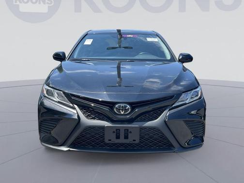 Midnight Black Metallic 2018 Toyota Camry SE