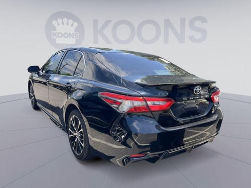 Midnight Black Metallic 2018 Toyota Camry SE