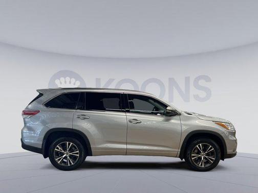 Silver Sky Metallic 2016 Toyota Highlander XLE