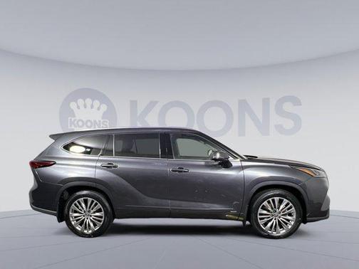 2022 Toyota Highlander Hybrid Platinum