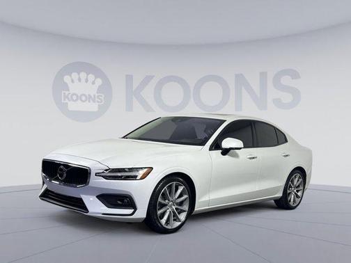 Crystal White Metallic 2021 Volvo S60 T6 Momentum