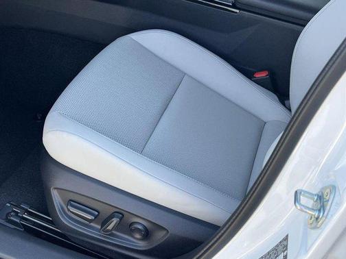 2025 Toyota Prius XLE