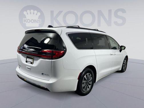 2024 Chrysler Pacifica Hybrid Select