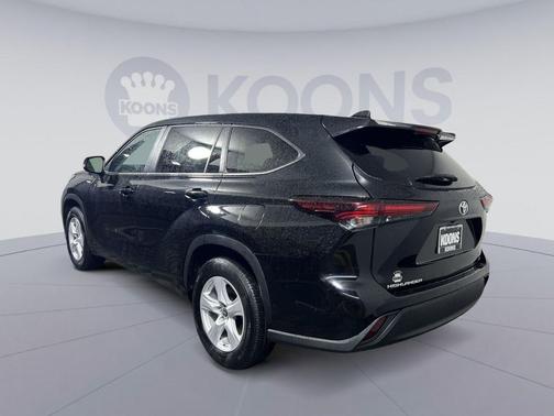 Midnight Black Metallic 2025 Toyota Highlander LE