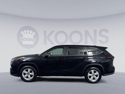 Midnight Black Metallic 2025 Toyota Highlander LE