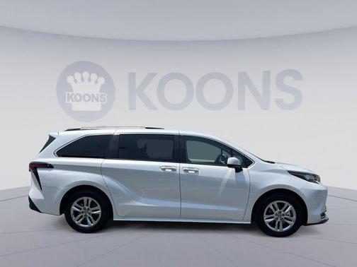 2022 Toyota Sienna XLE 7 Passenger