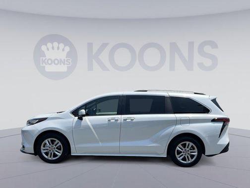 2022 Toyota Sienna XLE 7 Passenger