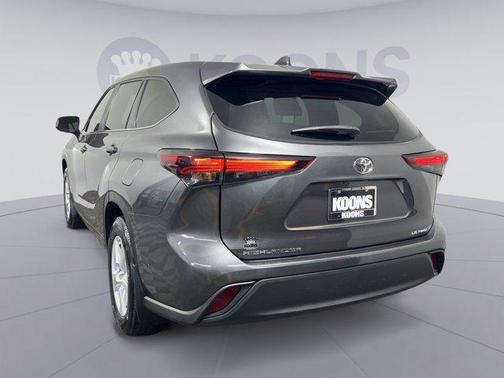 Magnetic Gray Metallic 2024 Toyota Highlander LE