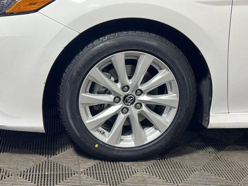 Super White 2018 Toyota Camry LE
