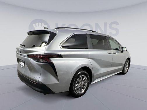 2025 Toyota Sienna LE