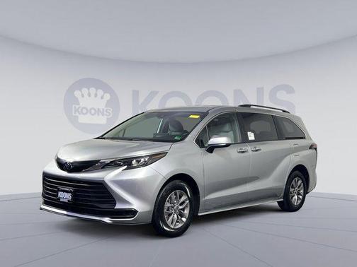 2025 Toyota Sienna LE
