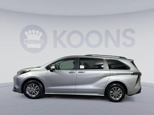 2025 Toyota Sienna LE
